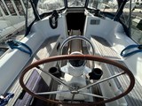 Dufour-325-Grand-Large-helm.jpg